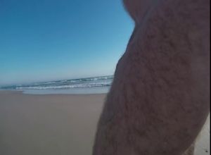 Голый мужик на пляже общается с незнакомкой